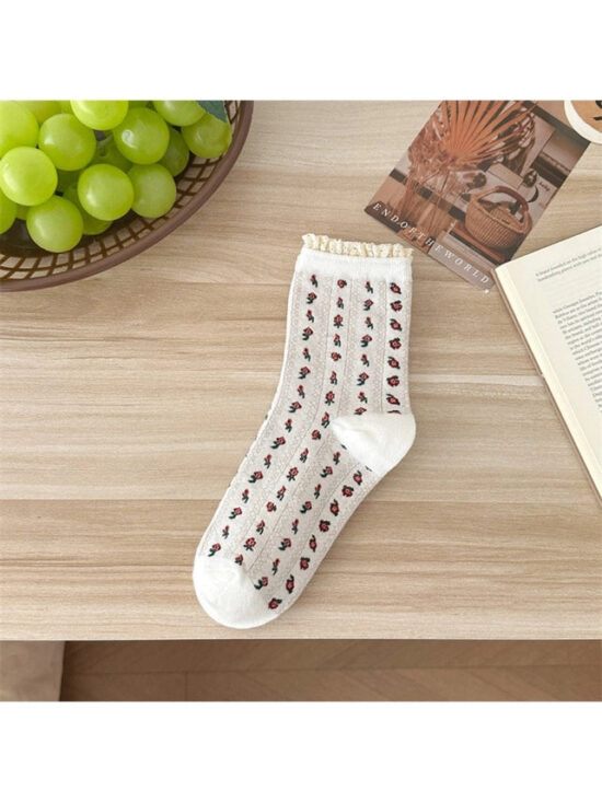 a504e2d1e3e12432e1ed7c73afdc53f27a0186ce35448c3e8f4db608ab616b39.jpg Allie Ivory Floral Lace Socks